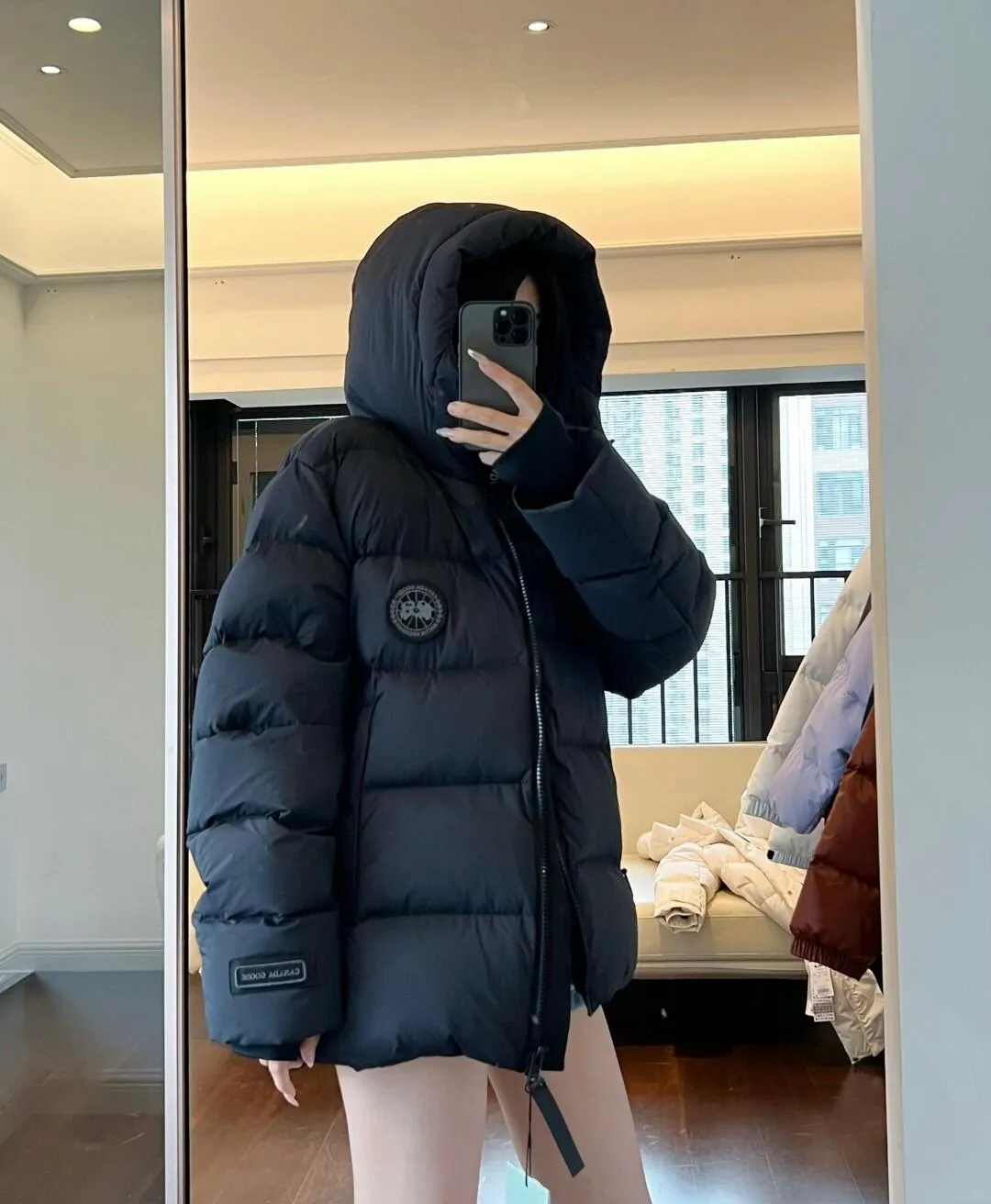 P880 Big Goose Ouyang Nana Second Generation (higher version) Canada goose Canada Goose Black Label Down Jacket A must-have in the outerwear world, the Big Goose Black Label down jacket! The latest designer styles! The goose down jacket has always been a popular element of fashion and is loved by experts from all walks of life! Fashionable hooded cut, high-end customer-supplied fine goose down, high resilience, smooth zipper, strong and firm. Pockets on both sides can store small items, free your hands, and you can go out without worries. It can also meet the need of putting your hands in your pockets👏👏Produced by Big Goose, it can be used as a group uniform by many celebrities. This down jacket uses a double-layer anti-down lining design, which has strong windproof performance and will be very warm in winter! Newly labeled white duck down filling, high fluffiness, windproof hooded design. When walking outdoors, pull the collar to the highest position, put your hands in the pockets and it will be very warm. It can be easily controlled by all body types! The interior is equipped with an elastic snow skirt design for better wrapping. The simple and neat style design highlights the masculine temperament. The impeccable style is classic and never goes out of style. It is warm and practical, and it is versatile! You can enter with your eyes closed!  Color: Black Khaki Size: XS-XXL